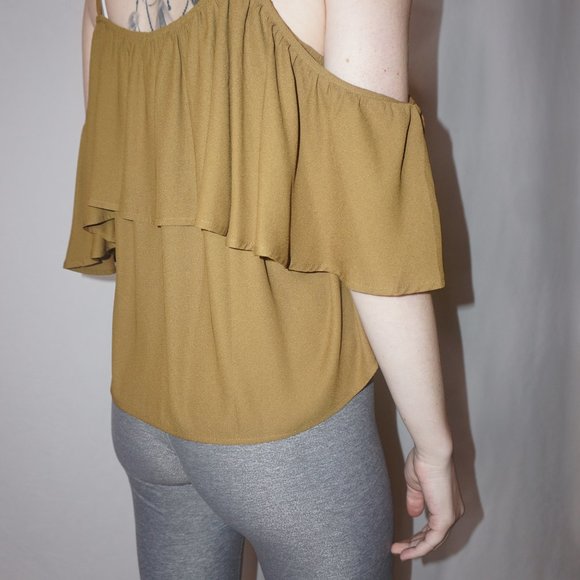 Flowy Off-The-Shoulder Blouse - Picture 3 of 7